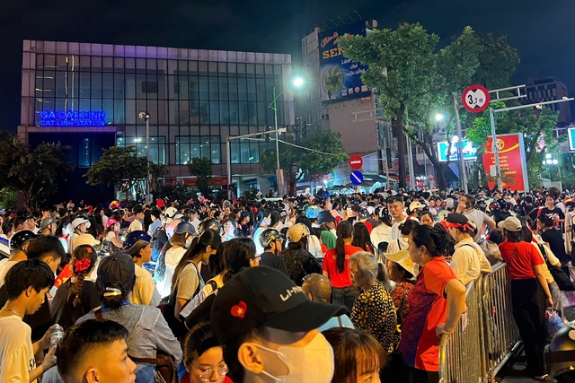 'Biển người' đổ về ga, chen nhau đi tàu điện Cát Linh - Hà Đông sau tổng hợp luyện- Ảnh 10.