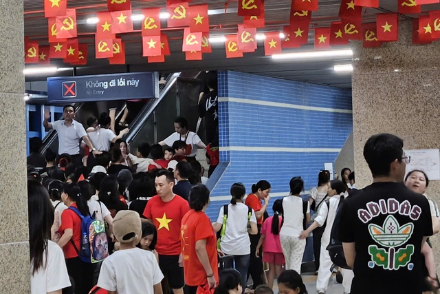 'Biển người' đổ về ga, chen nhau đi tàu điện Cát Linh - Hà Đông sau tổng hợp luyện- Ảnh 8.