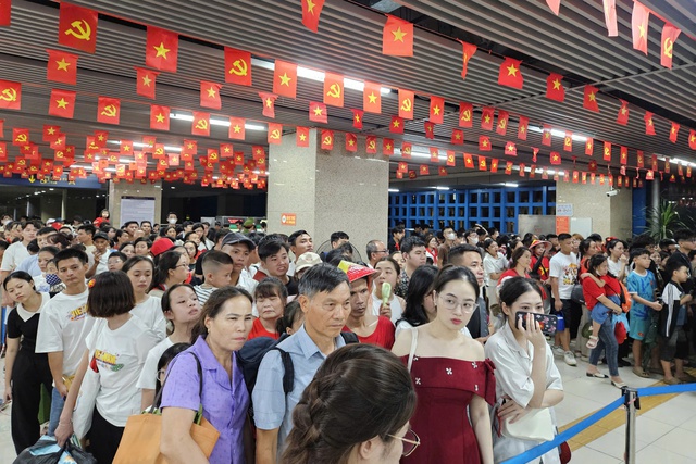 'Biển người' đổ về ga, chen nhau đi tàu điện Cát Linh - Hà Đông sau tổng hợp luyện- Ảnh 1.