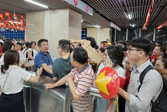 'Biển người' đổ về ga, chen nhau đi tàu điện Cát Linh - Hà Đông sau tổng hợp luyện- Ảnh 7.