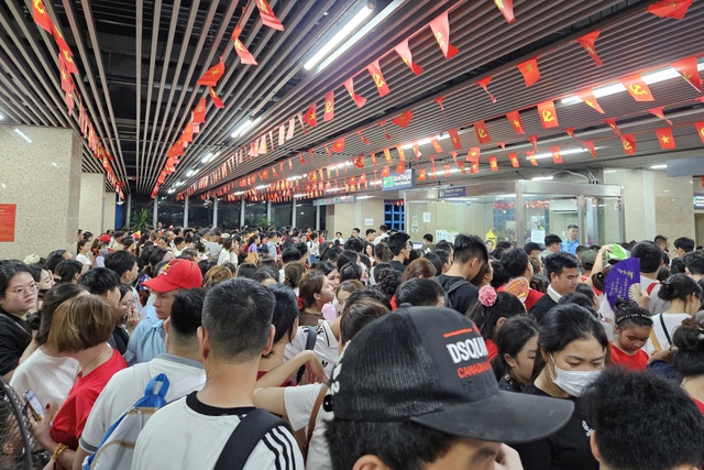 'Biển người' đổ về ga, chen nhau đi tàu điện Cát Linh - Hà Đông sau tổng hợp luyện- Ảnh 3.