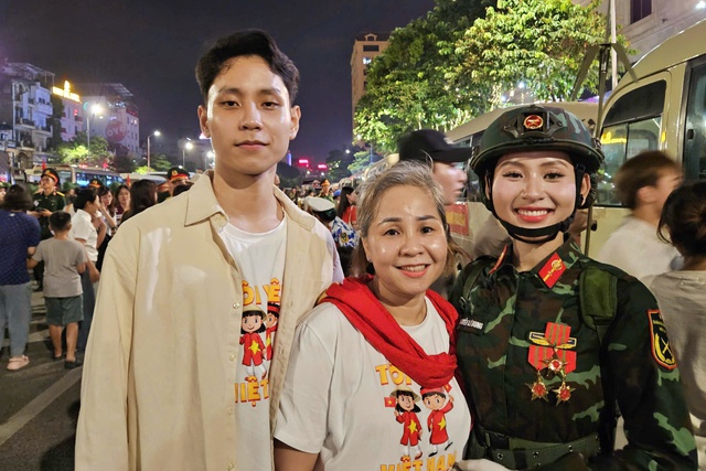 Xúc động giây phút gặp mặt của hai mẹ con nữ sĩ quan sau tổng hợp luyện diễu binh- Ảnh 2. Xúc động giây phút gặp mặt của hai mẹ con nữ sĩ quan sau tổng hợp luyện diễu binh- Ảnh 2.