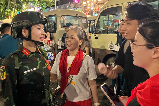Xúc động giây phút gặp mặt của hai mẹ con nữ sĩ quan sau tổng hợp luyện diễu binh- Ảnh 1. Xúc động giây phút gặp mặt của hai mẹ con nữ sĩ quan sau tổng hợp luyện diễu binh- Ảnh 1.