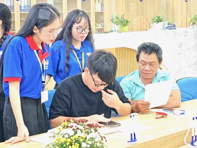 Tuyển sinh ĐH 2025: Vì sao điểm thi thấp nhưng điểm chuẩn lại cao? - Ảnh 1.