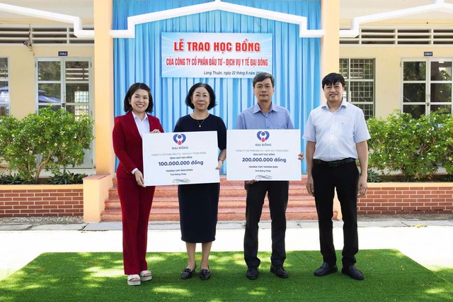 Trao học bổng cho học sinh v&agrave; kh&aacute;m sức khỏe cho thầy c&ocirc; gi&aacute;o- Ảnh 1.