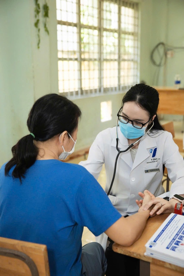 Trao học bổng cho học sinh v&agrave; kh&aacute;m sức khỏe cho thầy c&ocirc; gi&aacute;o- Ảnh 2.