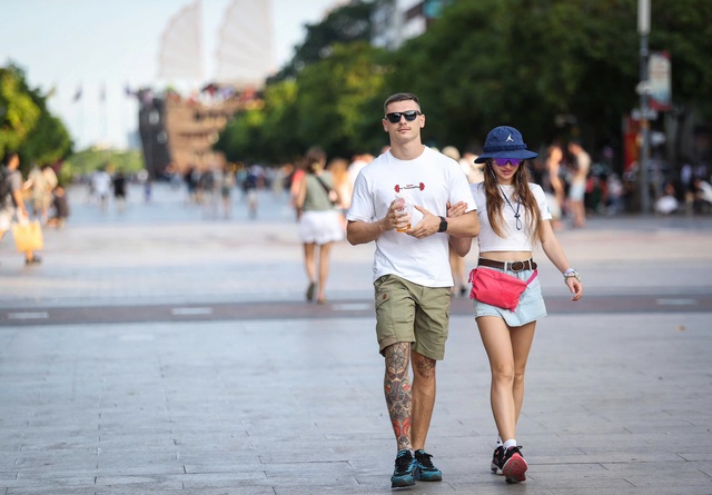 Từ tro tàn chiến tranh đến hub du lịch thế giới- Ảnh 1. Từ tro tàn chiến tranh đến hub du lịch thế giới- Ảnh 1.
