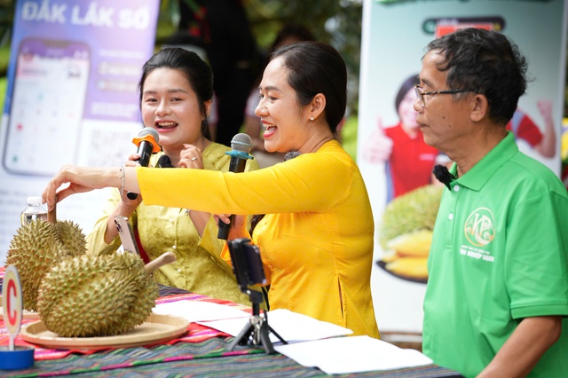 Nữ bí thư xã livestream bán sầu riêng giúp dân: 'Không bán hàng để làm giàu'- Ảnh 7. Nữ bí thư xã livestream bán sầu riêng giúp dân: 'Không bán hàng để làm giàu'- Ảnh 7.