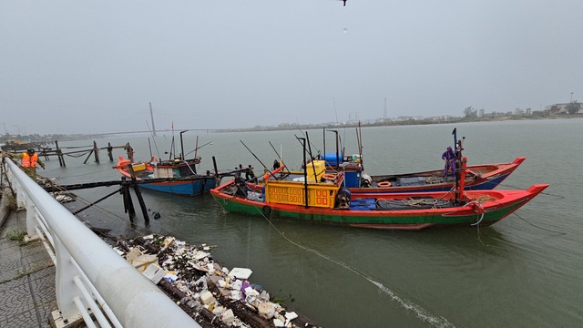 Bão số 5: Tàu rời âu thuyền trước bão, biên phòng Quảng Trị vận động quay lại- Ảnh 1. Bão số 5: Tàu rời âu thuyền trước bão, biên phòng Quảng Trị vận động quay lại- Ảnh 1.