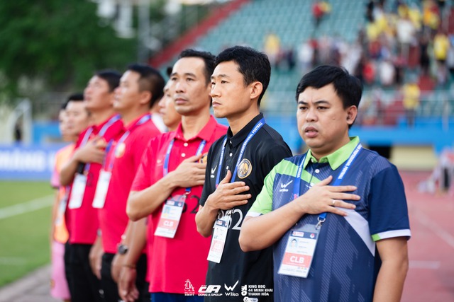 Thầy ngoại ở V-League: HLV T&acirc;y Ban Nha tr&ecirc;n đỉnh, trợ l&yacute; &ocirc;ng Kim... dưới đ&aacute;y  - Ảnh 3.