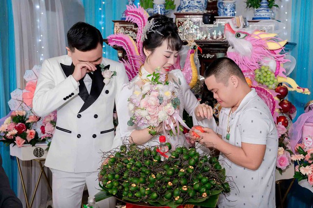 Cô dâu òa khóc khi nhận quà cưới từ anh trai mắc hội chứng Down - Ảnh 1.