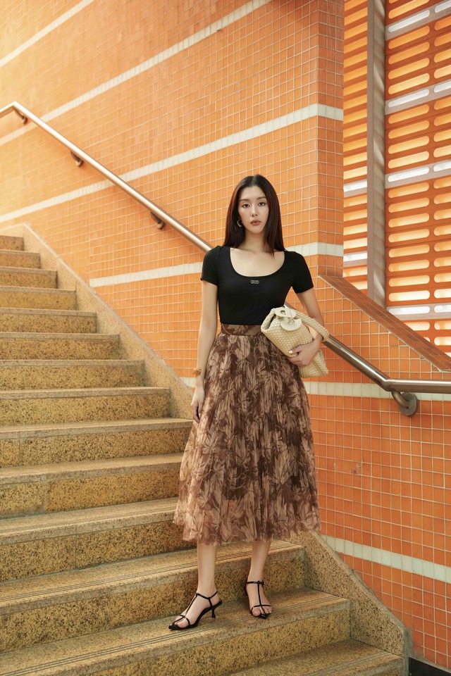 Thanh lịch hay cá tính? Áo thun đều 'cân' được  - Ảnh 1.