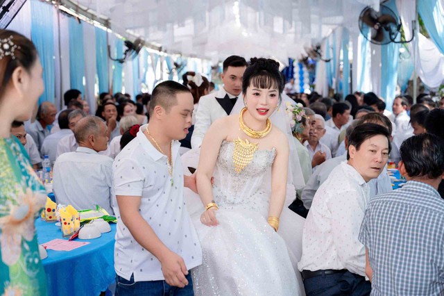 Cô dâu òa khóc khi nhận quà cưới từ anh trai mắc hội chứng Down - Ảnh 3.