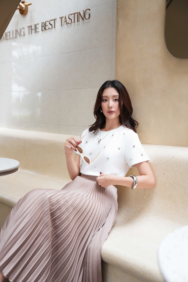 Thanh lịch hay cá tính? Áo thun đều 'cân' được  - Ảnh 2.