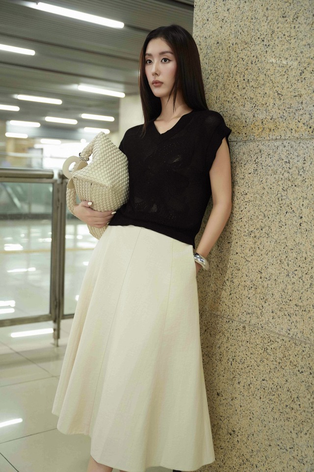 Thanh lịch hay cá tính? Áo thun đều 'cân' được  - Ảnh 3.