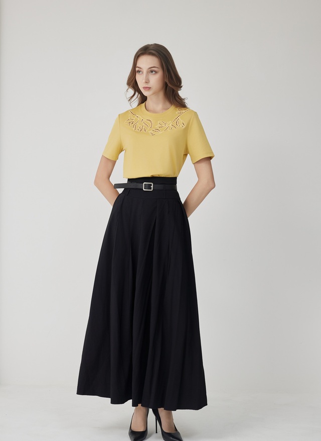 Thanh lịch hay cá tính? Áo thun đều 'cân' được  - Ảnh 7.