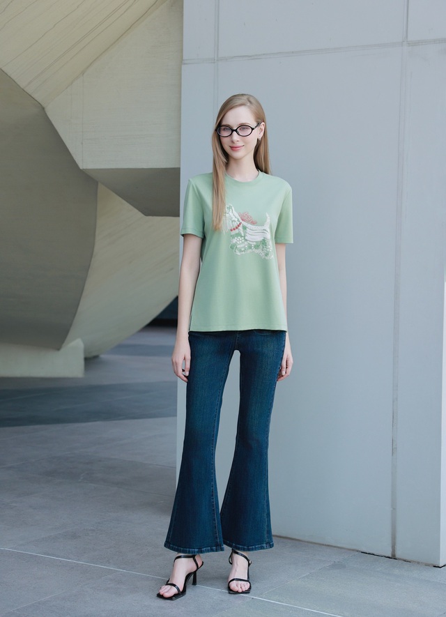 Thanh lịch hay cá tính? Áo thun đều 'cân' được  - Ảnh 8.