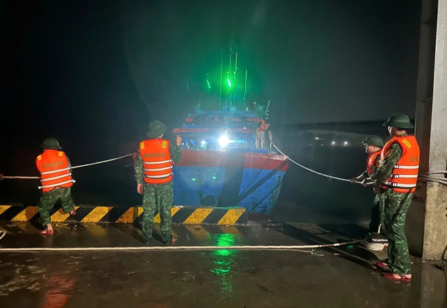 Quảng Trị: Kịp thời ứng cứu tàu cá bị đứt neo khi trú bão số 5- Ảnh 1. Quảng Trị: Kịp thời ứng cứu tàu cá bị đứt neo khi trú bão số 5- Ảnh 1.