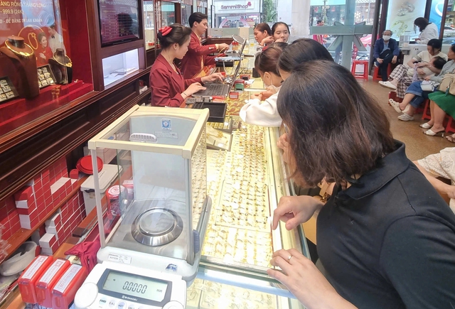 Bộ Tài chính đề xuất giảm thuế xuất khẩu vàng trang sức trong bối cảnh giá cao - Ảnh 2.