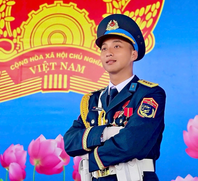 Ch&agrave;ng trai 3 lần g&oacute;p mặt trong đội h&igrave;nh diễu binh &lsquo;g&acirc;y sốt&rsquo; bởi vẻ đẹp trai- Ảnh 1.