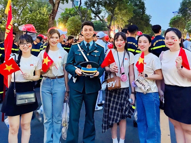 Ch&agrave;ng trai 3 lần g&oacute;p mặt trong đội h&igrave;nh diễu binh &lsquo;g&acirc;y sốt&rsquo; bởi vẻ đẹp trai- Ảnh 3.