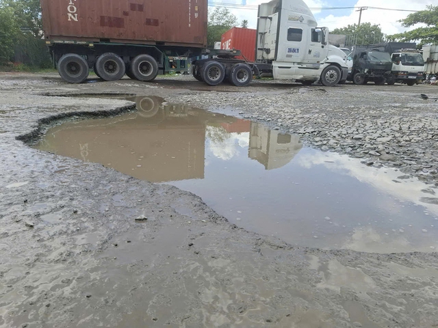 Đường Bến Nghé , P . Tân Thuận: Cảnh báo tình trạng xuống cấp nguy hiểm - Ảnh 2. Đường Bến Nghé , P . Tân Thuận: Cảnh báo tình trạng xuống cấp nguy hiểm - Ảnh 2.