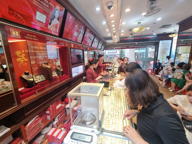 Giá vàng hôm nay 12.10.2025: Bỏ độc quyền vàng miếng, chênh lệch mua bán vẫn 3 triệu- Ảnh 1.