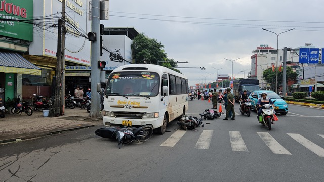 Đồng Nai: Xe khách tông hàng loạt xe máy, xe đạp điện đang dừng đèn đỏ- Ảnh 1. Đồng Nai: Xe khách tông hàng loạt xe máy, xe đạp điện đang dừng đèn đỏ- Ảnh 1.