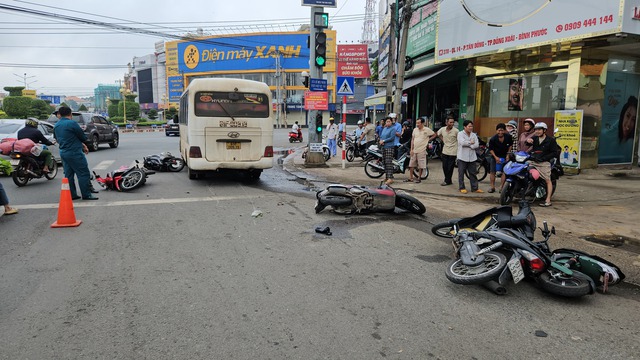 Đồng Nai: Xe khách tông hàng loạt xe máy, xe đạp điện đang dừng đèn đỏ- Ảnh 2. Đồng Nai: Xe khách tông hàng loạt xe máy, xe đạp điện đang dừng đèn đỏ- Ảnh 2.