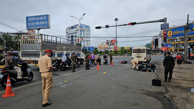 Đồng Nai: Xe khách tông hàng loạt xe máy, xe đạp điện đang dừng đèn đỏ- Ảnh 3. Đồng Nai: Xe khách tông hàng loạt xe máy, xe đạp điện đang dừng đèn đỏ- Ảnh 3.