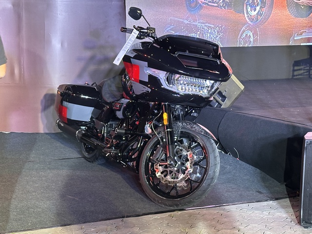 Mô tô Harley-Davidson CVO Road Glide ST đắt gấp đôi Honda Gold Wing, giá gần 2,42 tỉ- Ảnh 1. Mô tô Harley-Davidson CVO Road Glide ST giá gần 2,42 tỉ, đắt gấp đôi Honda Gold Wing - Ảnh 1.