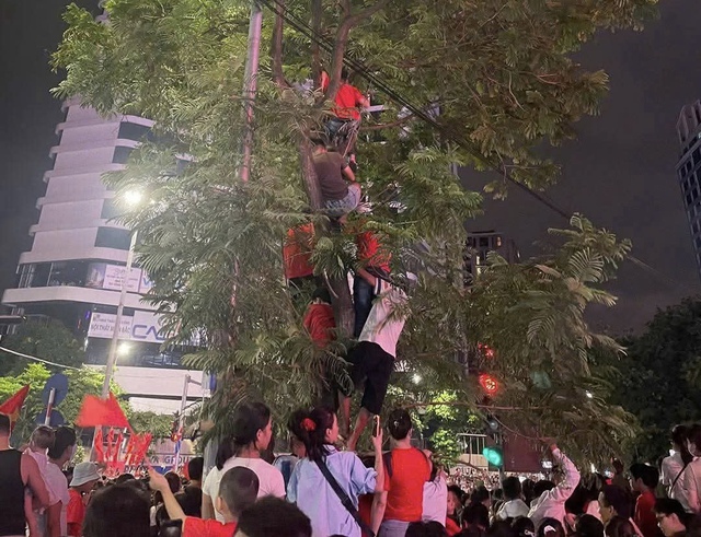 'Thông chốt' diễu binh ở Hà Nội: Đừng lặp lại những hình ảnh xấu xí - Ảnh 2. 'Thông chốt' diễu binh ở Hà Nội: Đừng lặp lại những hình ảnh xấu xí - Ảnh 2.