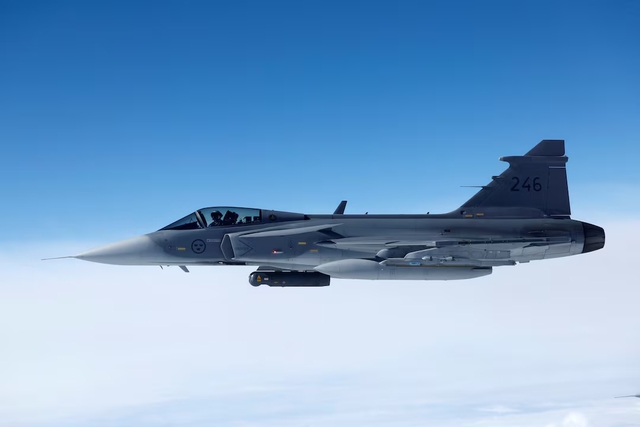 Thái Lan mua 4 máy bay chiến đấu Saab Gripen của Thụy Điển - Ảnh 1.