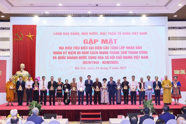 Doanh nh&acirc;n Đỗ Quang Hiển được vinh danh th&agrave;nh t&iacute;ch xuất sắc đ&oacute;ng g&oacute;p cho cộng đồng - Ảnh 1.