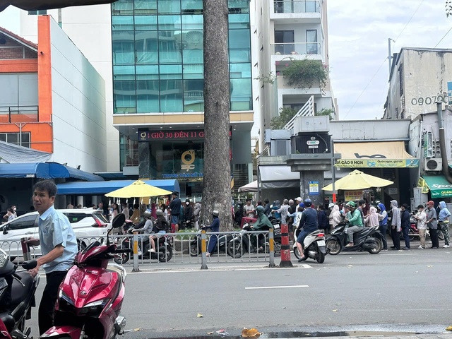 Xếp hàng mua vàng khi giá cao kỷ lục- Ảnh 1. Xếp hàng mua vàng khi giá cao kỷ lục- Ảnh 1.