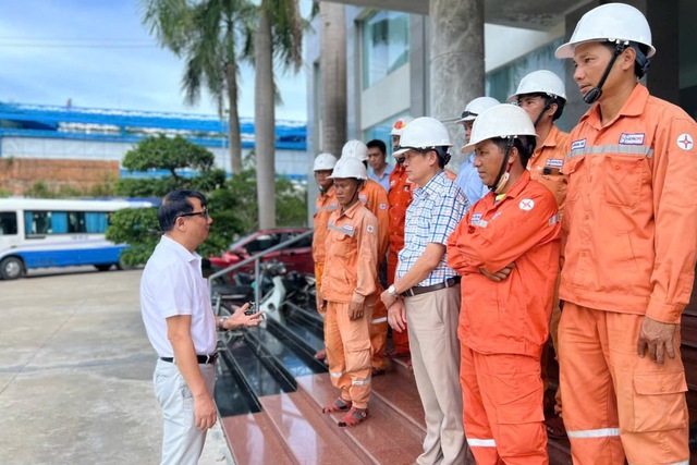 Hơn 200 c&ocirc;ng nh&acirc;n, kỹ sư EVNCPC hỗ trợ khắc phục lưới điện sau b&atilde;o số 5 - Ảnh 1.