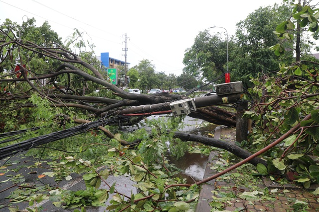HAGL bị phạt v&igrave; l&yacute; do bất ngờ, V-League lo lắng c&aacute;c s&acirc;n mất điện đột ngột sau mưa b&atilde;o - Ảnh 1.