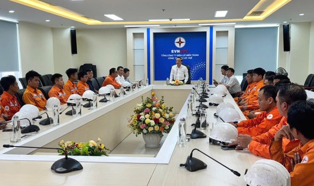 Hơn 200 c&ocirc;ng nh&acirc;n, kỹ sư EVNCPC hỗ trợ khắc phục lưới điện sau b&atilde;o số 5 - Ảnh 2.