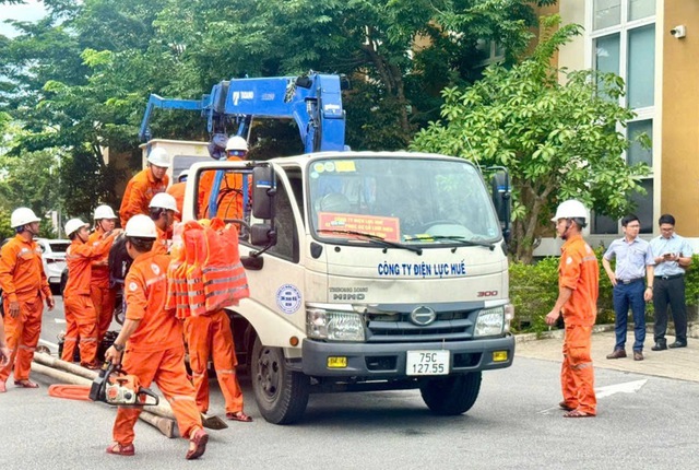 Hơn 200 c&ocirc;ng nh&acirc;n, kỹ sư EVNCPC hỗ trợ khắc phục lưới điện sau b&atilde;o số 5 - Ảnh 3.