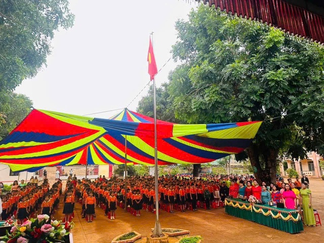 Xôn xao vụ ‘loạn’ đồng phục của một trường tiểu học - Ảnh 1.