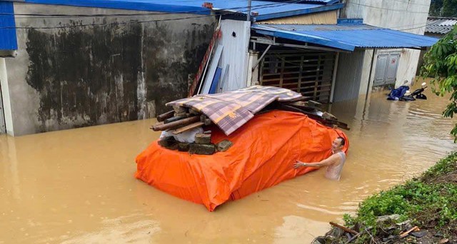Muôn kiểu bảo vệ ô tô độc lạ của người Việt mùa mưa bão- Ảnh 1.