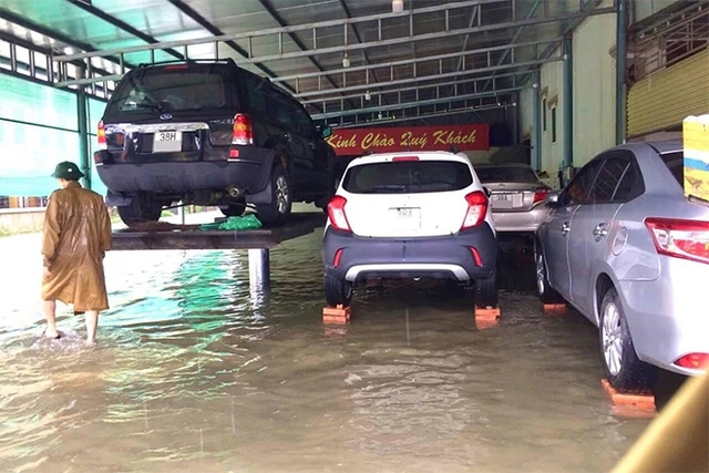 Muôn kiểu bảo vệ ô tô độc lạ của người Việt mùa mưa bão- Ảnh 3.