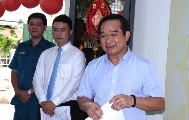 Chủ tịch Nguyễn Văn Được trao Huy hiệu Đảng cho Phu quân nguyên Phó chủ tịch nước - Ảnh 3.