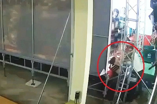 Học sinh bị điện giật tử vong khi diễn văn nghệ: Khởi tố người làm ánh sáng - Ảnh 2.