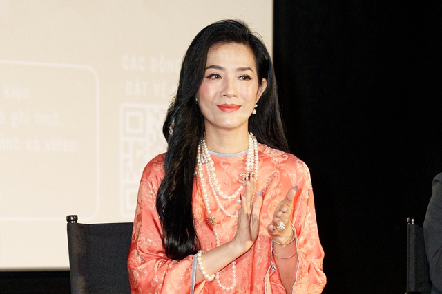 'B&oacute;ng hồng' hiếm hoi tr&ecirc;n b&agrave;n đ&agrave;m ph&aacute;n trong phim 'Mưa đỏ' l&agrave; ai?  - Ảnh 2.