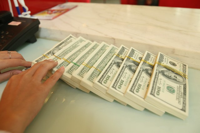 Giá USD hôm nay 26.8.2025: Ngân hàng tăng giá bán ra- Ảnh 1.