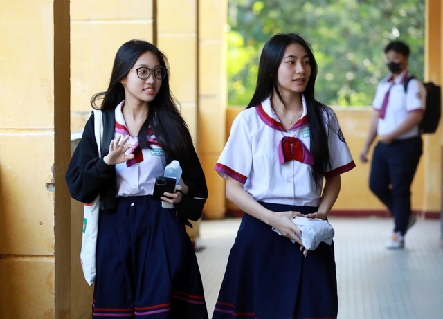 Đồng phục học sinh: Nên riêng từng trường hay chỉ cần áo trắng, quần sẫm màu? - Ảnh 1.
