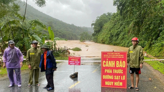 Nước ngập sâu tê liệt quốc lộ và tỉnh lộ ở thanh hóa , giao thông ách tắc nghiêm trọng - Ảnh 1.