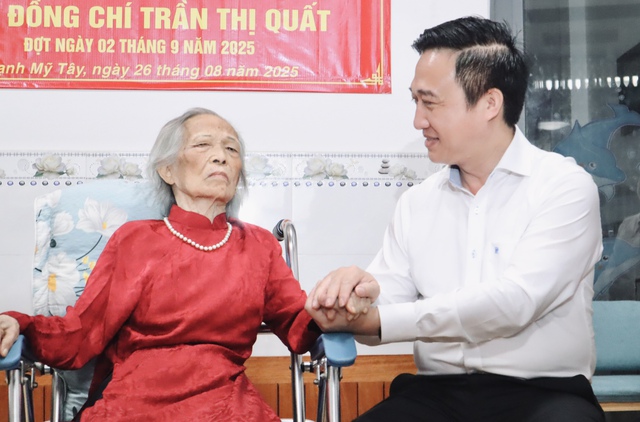 Phó bí thư Thành ủy TP.HCM trao Huy hiệu 80 tuổi Đảng cho cụ Trần Thị Quất - Ảnh 1.