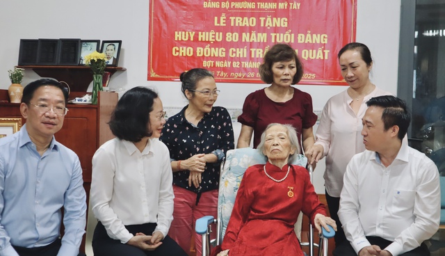 Phó bí thư Thành ủy TP.HCM trao Huy hiệu 80 tuổi Đảng cho cụ Trần Thị Quất - Ảnh 2.